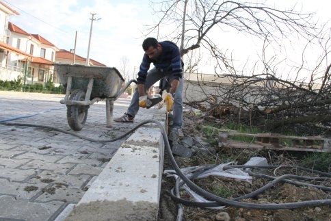 İnönü Mahesinde Kilitli Parke ve Yol Genişletme Çalışmaları Tamamlanıyor