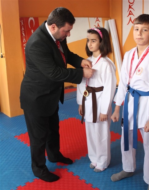 Milletvekili Aday Adayı Şampiyonları Altınla Ödüllendirdi