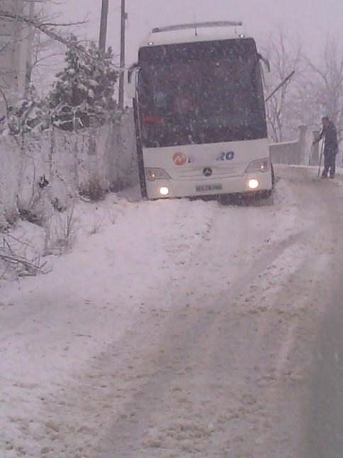 YOLCU OTOBÜSÜ KANALİZASYON ÇUKURUNA DÜŞTÜ