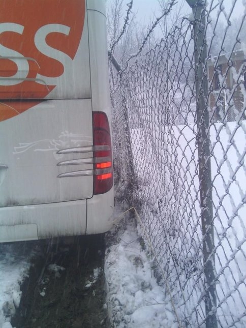 YOLCU OTOBÜSÜ KANALİZASYON ÇUKURUNA DÜŞTÜ