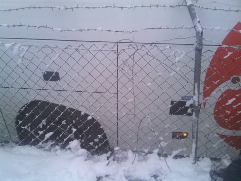 YOLCU OTOBÜSÜ KANALİZASYON ÇUKURUNA DÜŞTÜ