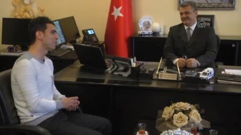 Sofuoğlu, Emniyet Müdürüne Kask Hediye Etti