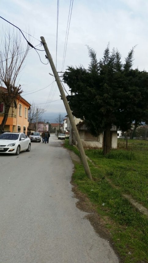 Devrilmek Üzere Olan Telefon Direği Bir Aydır Kaldırılmadı