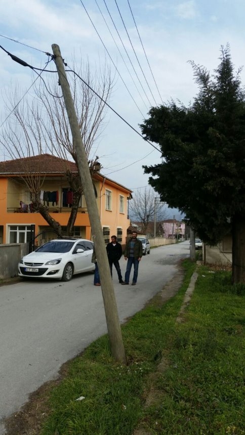 Devrilmek Üzere Olan Telefon Direği Bir Aydır Kaldırılmadı