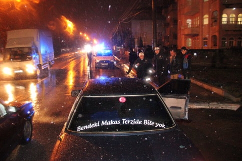 Yaşlı kadına araba çarptı