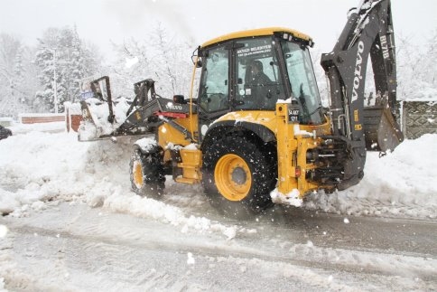 Akyazı'da Kar Mücadelesi Gece Gündüz Devam Ediyor