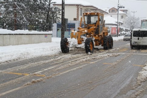 Akyazı'da Kar Mücadelesi Gece Gündüz Devam Ediyor