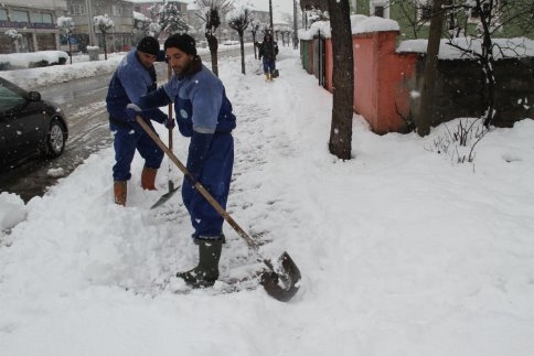 Akyazı'da Kar Mücadelesi Gece Gündüz Devam Ediyor