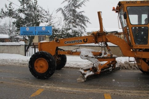 Akyazı'da Kar Mücadelesi Gece Gündüz Devam Ediyor