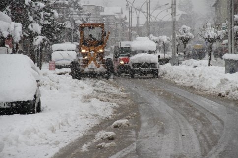 Akyazı'da Kar Mücadelesi Gece Gündüz Devam Ediyor