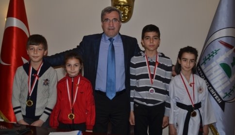 Başkan Akcan Şampiyonları Altınla Ödüllendirdi