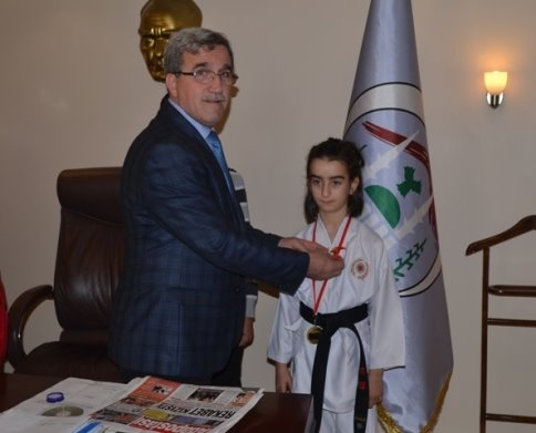 Başkan Akcan Şampiyonları Altınla Ödüllendirdi