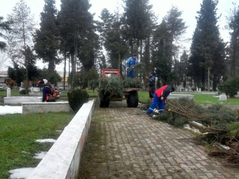 Mezarlık Bakımları ve Mezarlık Hizmetleri Aralıksız Devam Ediyor