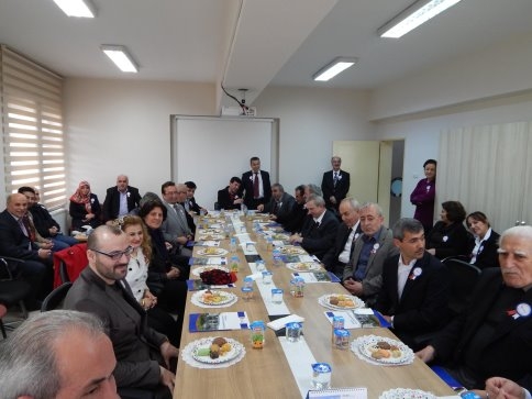 Düzenli vergi ödeyen mükelleflere törenle taktir belgesi verildi.