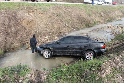 Dereye Uçan Araba Vinçle Kurtarıldı