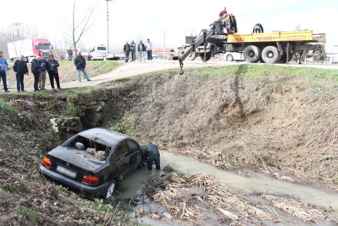 Dereye Uçan Araba Vinçle Kurtarıldı