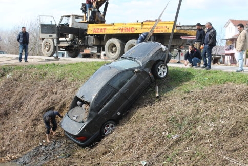 Dereye Uçan Araba Vinçle Kurtarıldı