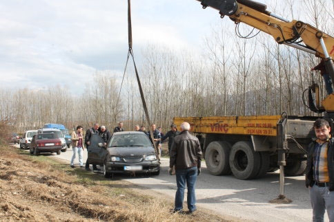 Dereye Uçan Araba Vinçle Kurtarıldı