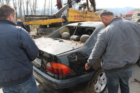 Dereye Uçan Araba Vinçle Kurtarıldı