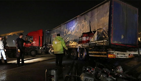 Karşı şeride geçen TIR 6 araca çarptı