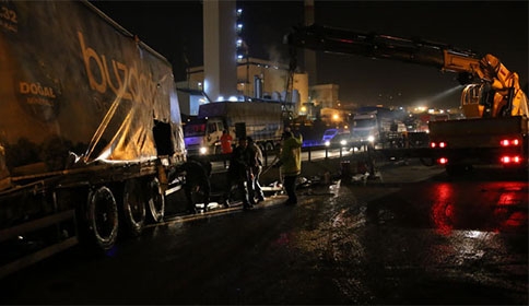 Karşı şeride geçen TIR 6 araca çarptı