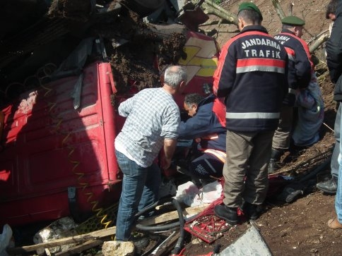 Tır Şarampole Uçtu 4 Yaralı