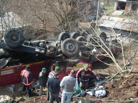 Tır Şarampole Uçtu 4 Yaralı