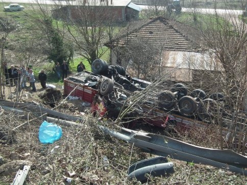 Tır Şarampole Uçtu 4 Yaralı