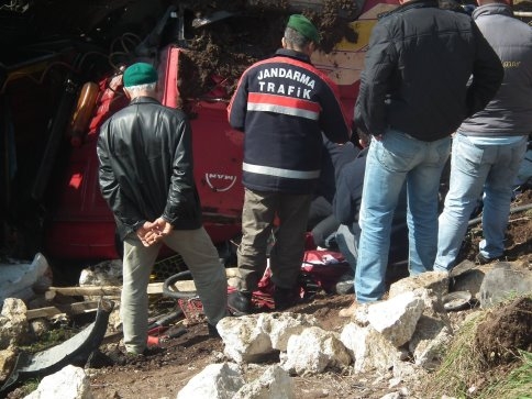 Tır Şarampole Uçtu 4 Yaralı