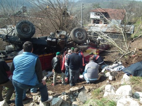 Tır Şarampole Uçtu 4 Yaralı