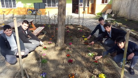 Öğrencilerden Çevre Düzenlemesi