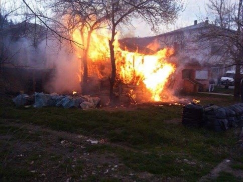 Akyazı Karaçalılık'ta Çıkan Yangın Ahır ve Samanlığı Kullanılmaz Hale Getirdi