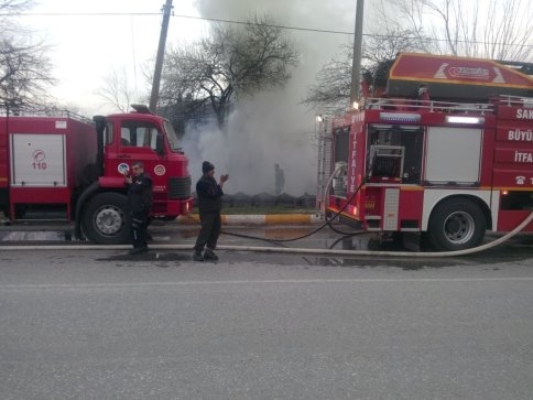 Akyazı Karaçalılık'ta Çıkan Yangın Ahır ve Samanlığı Kullanılmaz Hale Getirdi