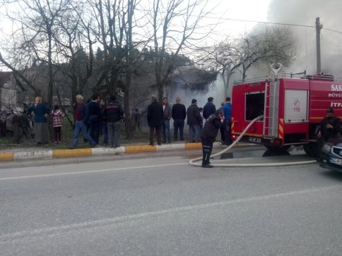 Akyazı Karaçalılık'ta Çıkan Yangın Ahır ve Samanlığı Kullanılmaz Hale Getirdi