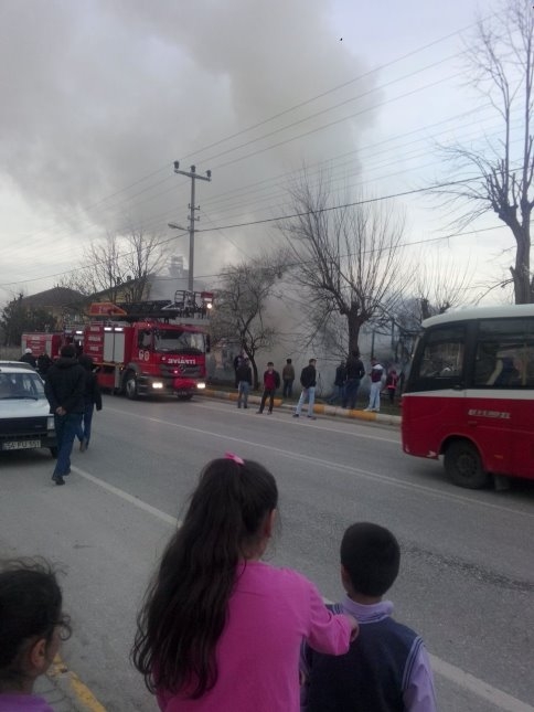 Akyazı Karaçalılık'ta Çıkan Yangın Ahır ve Samanlığı Kullanılmaz Hale Getirdi