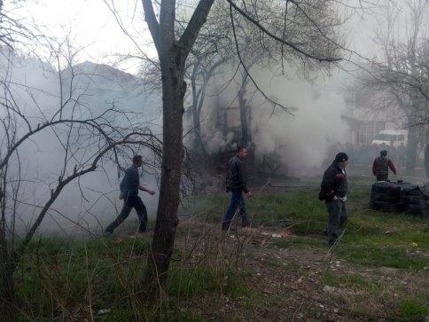 Akyazı Karaçalılık'ta Çıkan Yangın Ahır ve Samanlığı Kullanılmaz Hale Getirdi