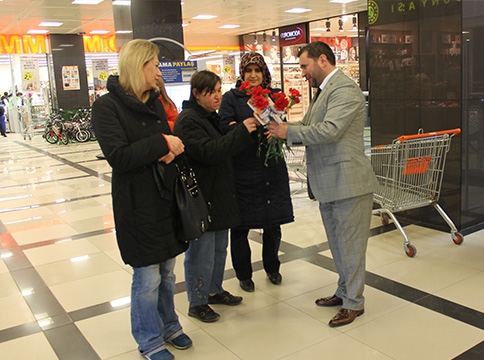 ABDULLAH MERT KARANFİL DAĞITTI