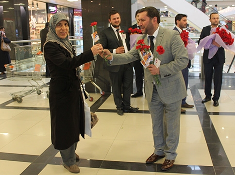 ABDULLAH MERT KARANFİL DAĞITTI