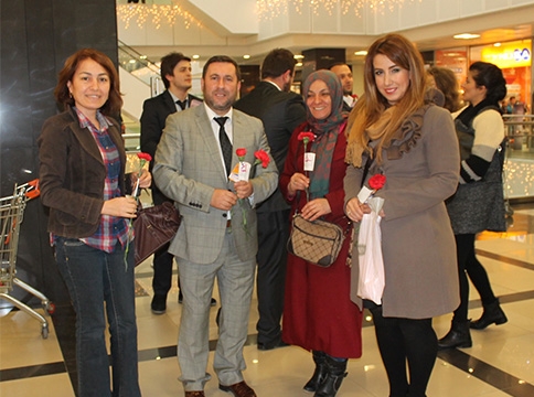 ABDULLAH MERT KARANFİL DAĞITTI