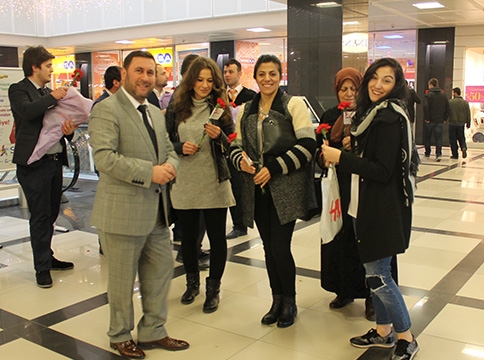 ABDULLAH MERT KARANFİL DAĞITTI