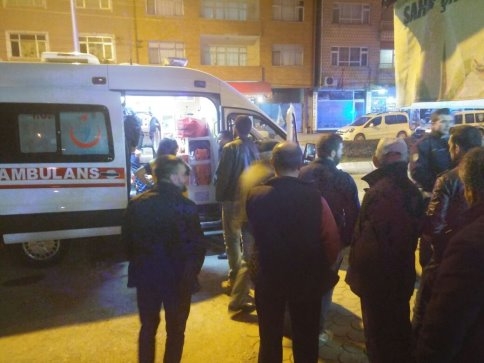 Akyazı Merkez Yeni Cami Önünde Bir Kişi Kendini Kesti