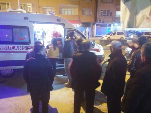 Akyazı Merkez Yeni Cami Önünde Bir Kişi Kendini Kesti