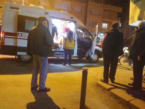 Akyazı Merkez Yeni Cami Önünde Bir Kişi Kendini Kesti