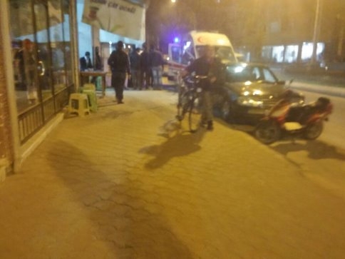 Akyazı Merkez Yeni Cami Önünde Bir Kişi Kendini Kesti