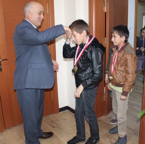 Başarılı Sporcuları Makamında Kabul Etti