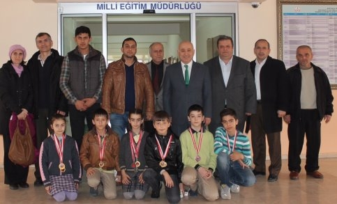 Başarılı Sporcuları Makamında Kabul Etti