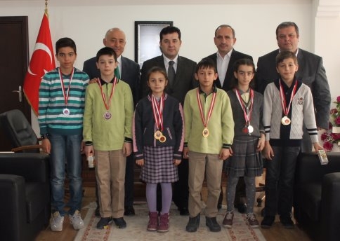 Başarılı Sporcuları Makamında Kabul Etti