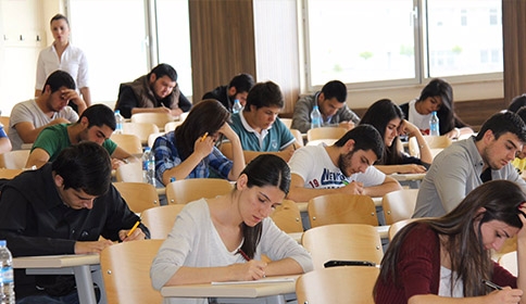 BAŞKAN AKCAN’DAN ÖĞRENCİLERE SINAV SÜPRİZİ