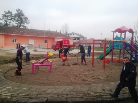 Akyazı Belediyesi Park Ve Bahçeler Ekiplerinden Pazarköy Mahalesinde Yoğun Çalışma