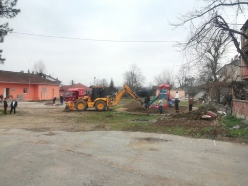 Akyazı Belediyesi Park Ve Bahçeler Ekiplerinden Pazarköy Mahalesinde Yoğun Çalışma